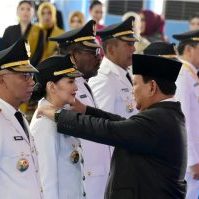 Gubernur Malut saat dipasang pangkat oleh Presiden Prabowo Subianto (Foto Istimewa Liputan Malut)